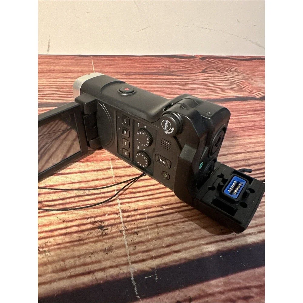 Zoom Q8 handy video recorder W/ Battery - WORKING